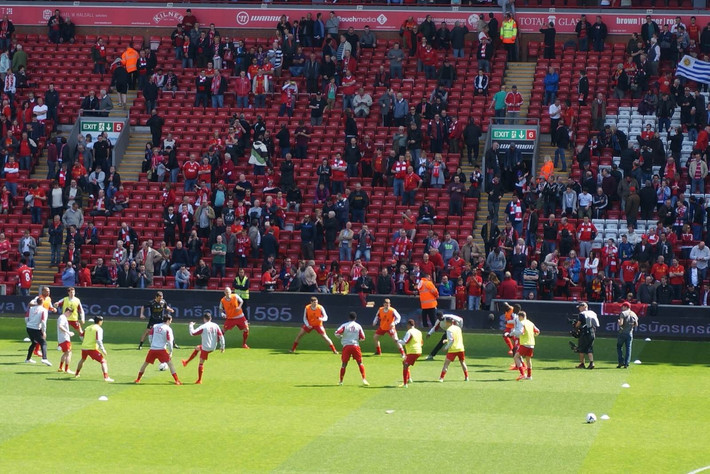 RMC：巴黎大巴被毕包球迷石块袭击，所幸并无人员受伤