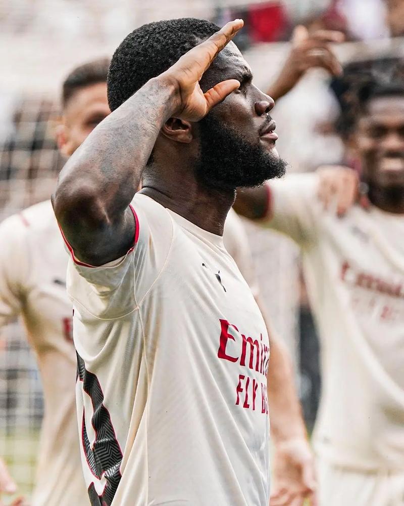 中场核心连续突破防守制造机会