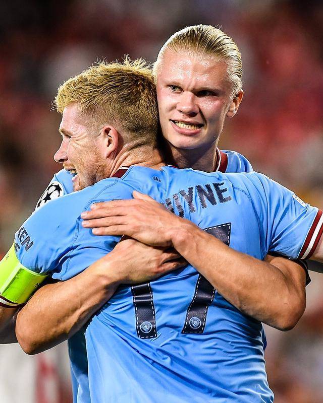 C罗被罚下后，爱尔兰一酒吧盛况：球迷鼓掌庆祝+击掌拥抱