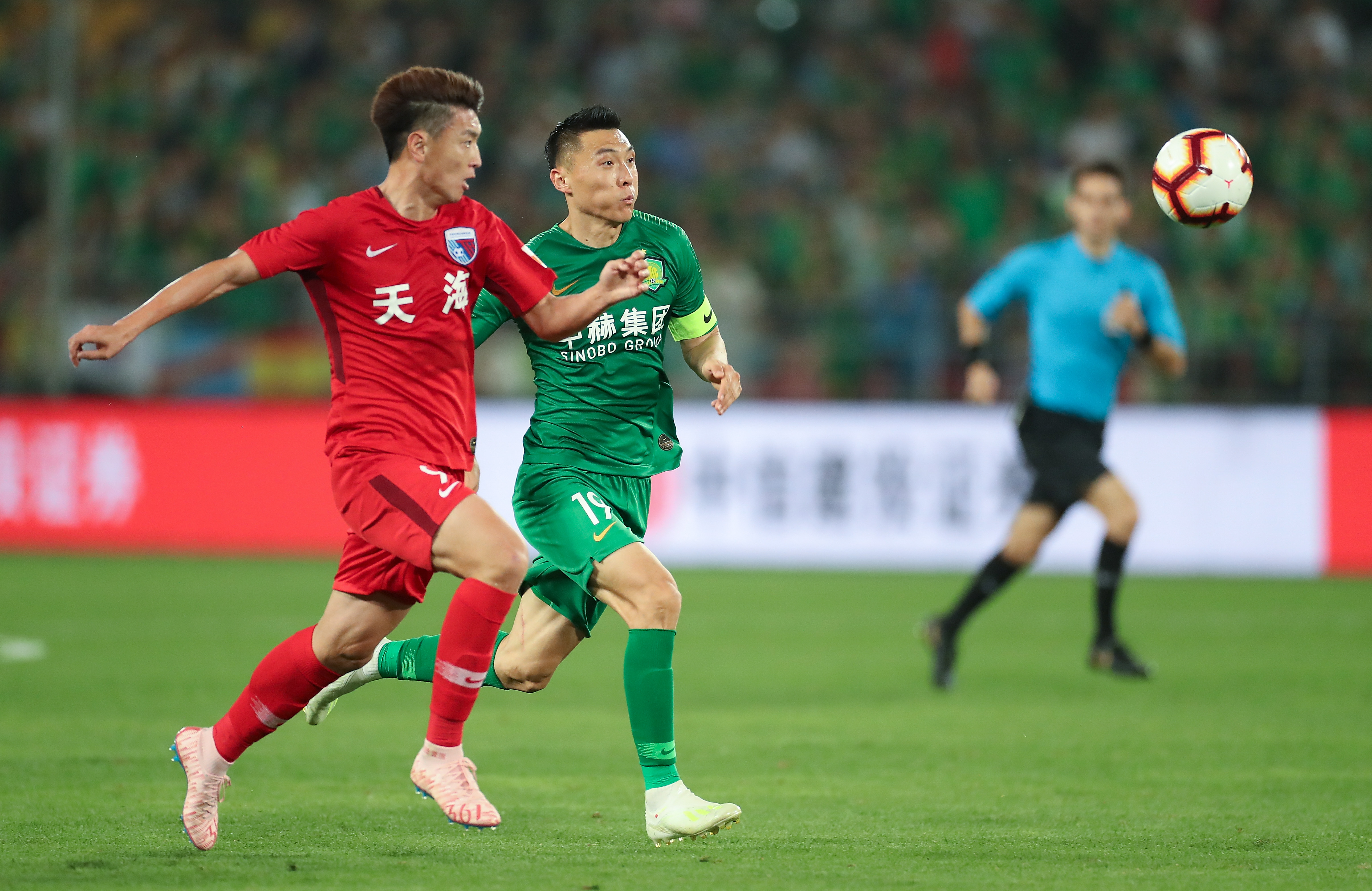 麦克阿瑟FCvs大埔亚冠赛前为香港大埔火灾遇难者...